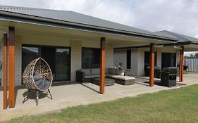 Bali Elliott Heads - Coastal Holiday Home Near Boat Ramp
